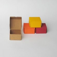 Presentask i wellpapp - 7 x 7 x 4 cm - Olika färger