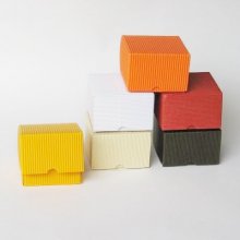 Presentask i wellpapp - 9 x 9 x 6 cm - Olika färger